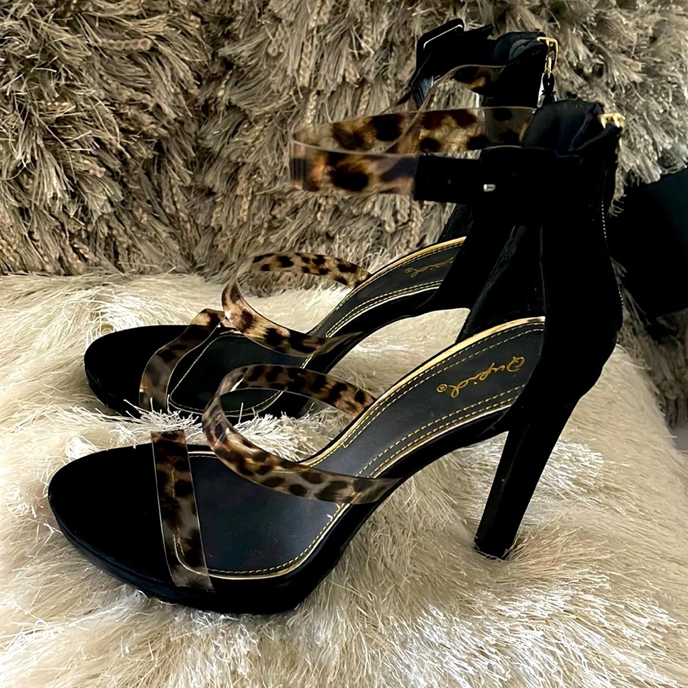 QUPID CHETAH PRINT HIGH HEELS SIZE 9